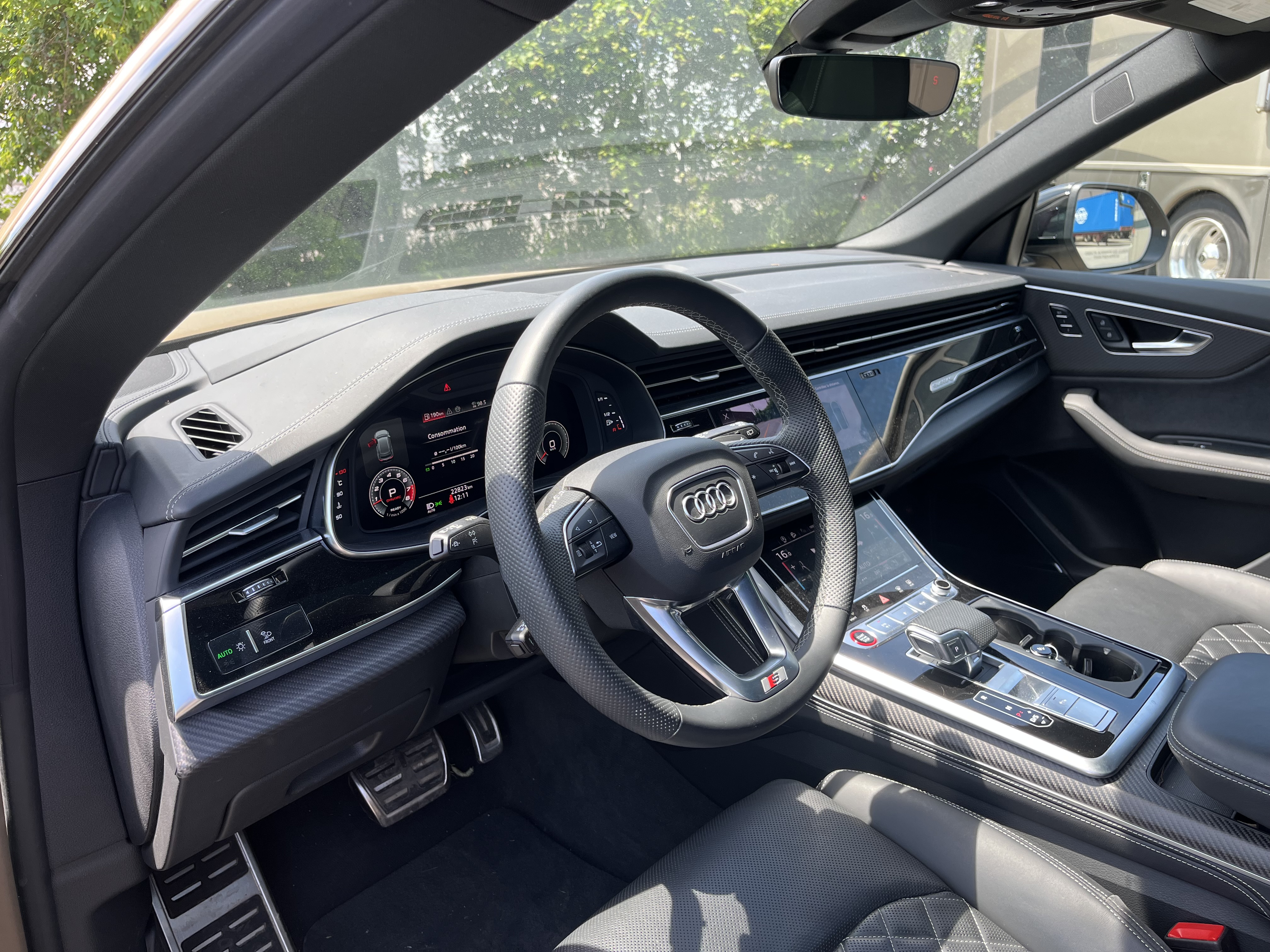 Vehicle photo 5
